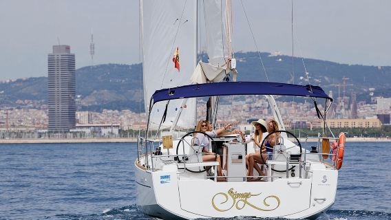 2ωρη Κοινή Περιήγηση με Ιστιοπλοΐα στη Βαρκελώνη με Ανοιχτό Μπαρ και Σνακ