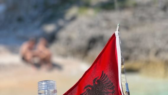 Valona: esperienza in motoscafo sull'isola di Sazan e nella grotta di Haxhi Ali