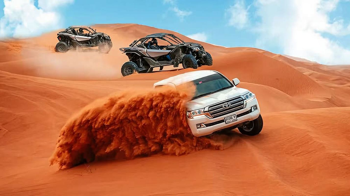 Avventura nel deserto di Dubai con trasferimento dall'hotel in città, passeggiata in cammello, sandboarding e cena al campo