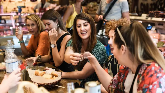 Best Seller: Tour gastronomico mattutino semi-privato di Atene (oltre 15 degustazioni)