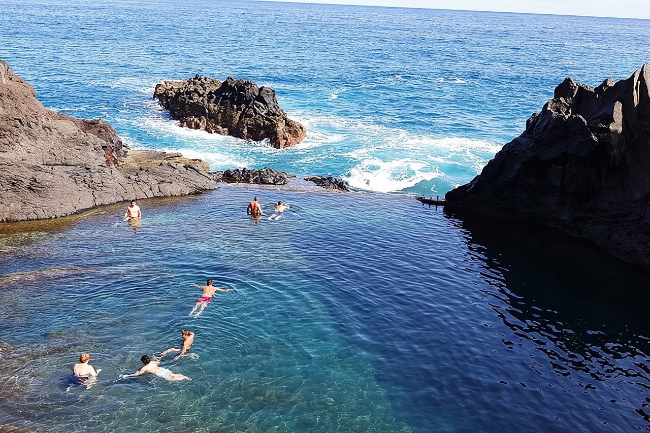 Piscine di lava di Porto Moniz, foresta di Fanal ed esperienza Skywalk 4x4