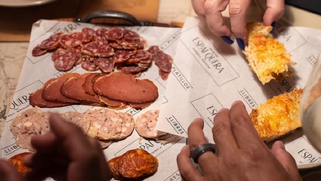 Barcelona: Evening Foodie Adventure with 8 Tapas & 4 Drinks