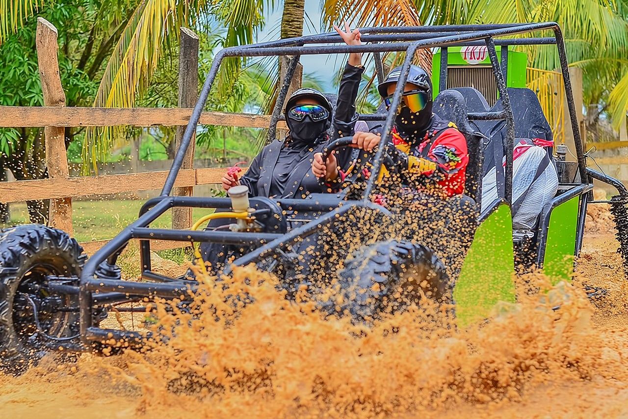 從蓬塔卡納出發，體驗越野車探險，遊覽天然井和馬卡奧海灘