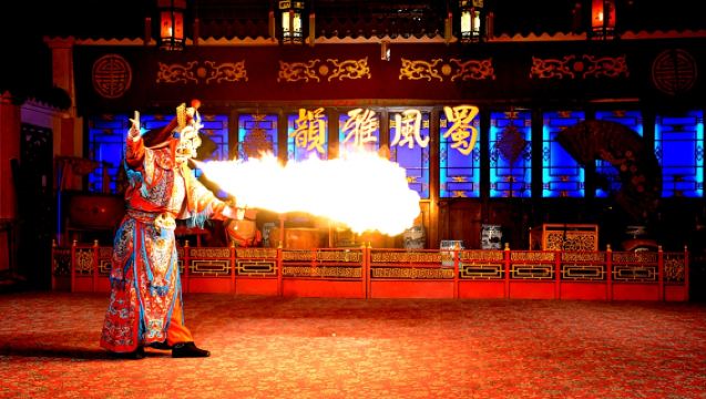 Yksityinen ilta Chengdussa: Hotpot-päivällinen ja Sichuan-oopperan kasvojen vaihtoesitys