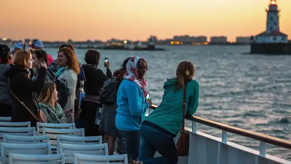 ล่องเรือชมพระอาทิตย์ตกที่ทะเลสาบมิชิแกนในชิคาโก