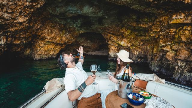 Polignano a Mare: Giro in Barca Privato con Champagne - 2 ore