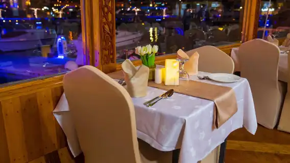 杜拜碼頭晚餐遊船體驗，享用國際自助餐、現場音樂與旋轉舞表演