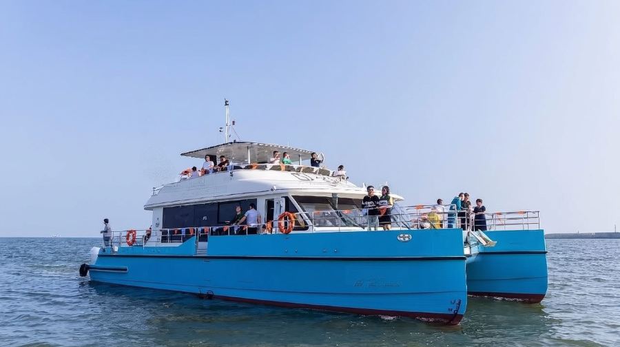 【青島遊艇出海團建】青島70英尺雙體船包船出海團建觀光感受青島海上風情（載客50人）