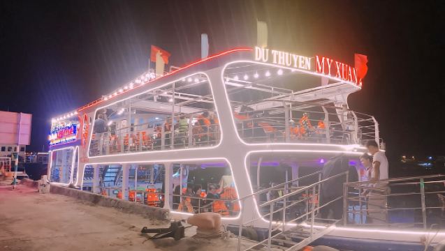 Da Nang: Scenic Han River Night Cruise On My Xuan Cruise.