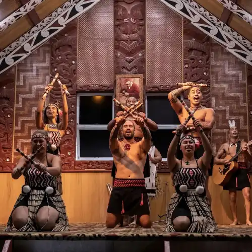 ニュージーランド【マオリ文化村+ハカ戦舞パフォーマンス+ビュッフェ昼