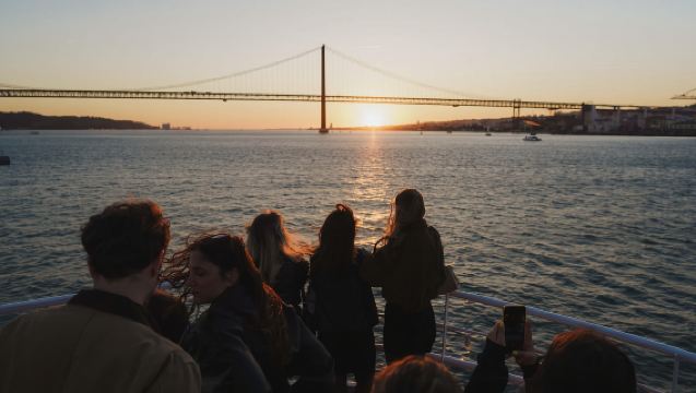 Lissabon: Sonnenuntergangstour auf dem Tejo mit Snacks und Getränken