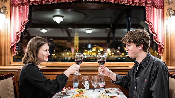 Makan malam Hungaria dengan pelayaran Sungai Danube
