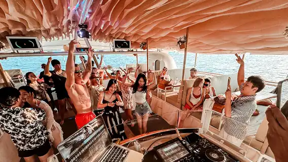 プーケット ラチャ島＋コーラル・アイランド ワンデーツアー セーリングボートでシュノーケリング、体験ダイビング追加可能、送迎付き