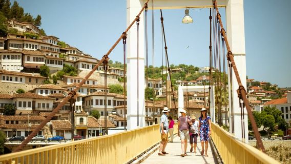 Desde Durrës: excursión guiada de un día a Berat con visita al castillo de Berat
