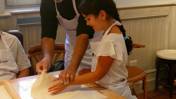 Lezione privata di pizza e degustazione di tiramisù con vino illimitato