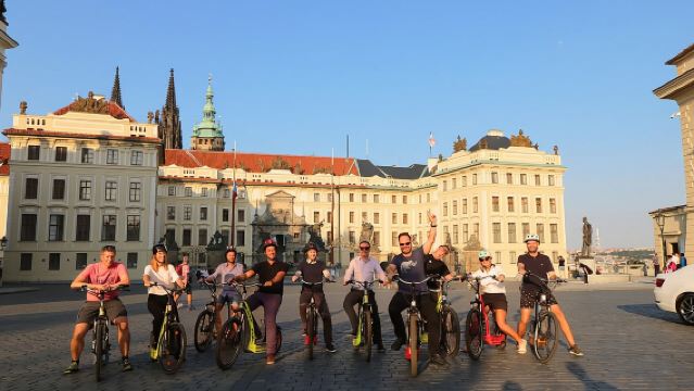 Прага: экскурсия на электросамокатах и электровелосипедах с гидом