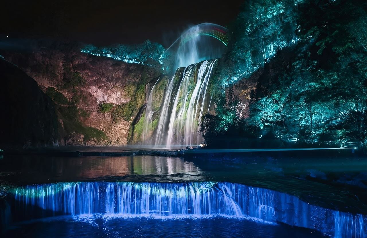 Entrada para la visita nocturna a la Cascada de Huangguoshu en Guizhou (Luna reflejada en la cascada + danzas folclóricas + experiencia inmersiva nocturna + más de diez experiencias interactivas con tecnología de iluminación + incluye espectáculos en el lugar turístico)
