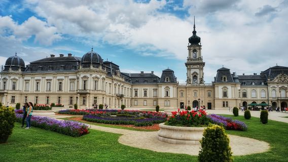 Excursión de un día de Budapest al Lago Balatón y el Palacio de Festetics en Hungría