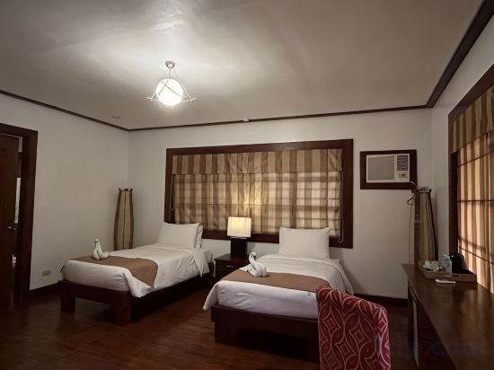 Sheridan Boutique Resort - Tap to explore photos