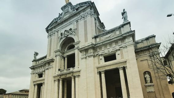 Assisi: die drei Hauptbasiliken. St. Franziskus, St. Klara und die Porziuncola-Kapelle.