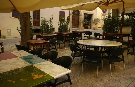 在斯佩洛享用葡萄酒品嚐午餐，並品嚐松露