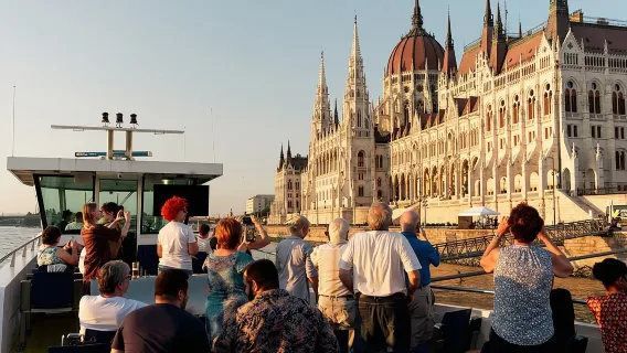 Crociera turistica sul Danubio a Budapest con bevanda e audioguida