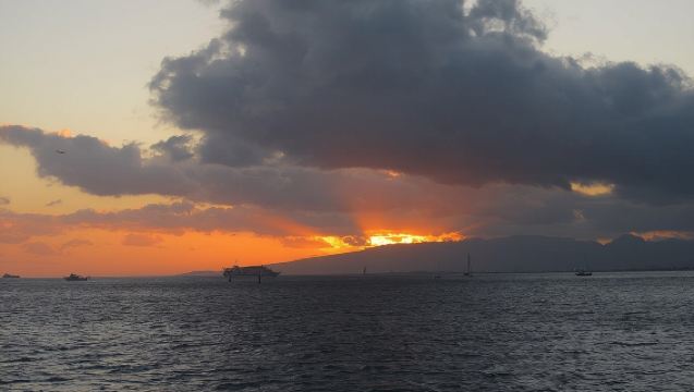 เรือใบแคทามารันชมพระอาทิตย์ตกที่ไวโคโลอา