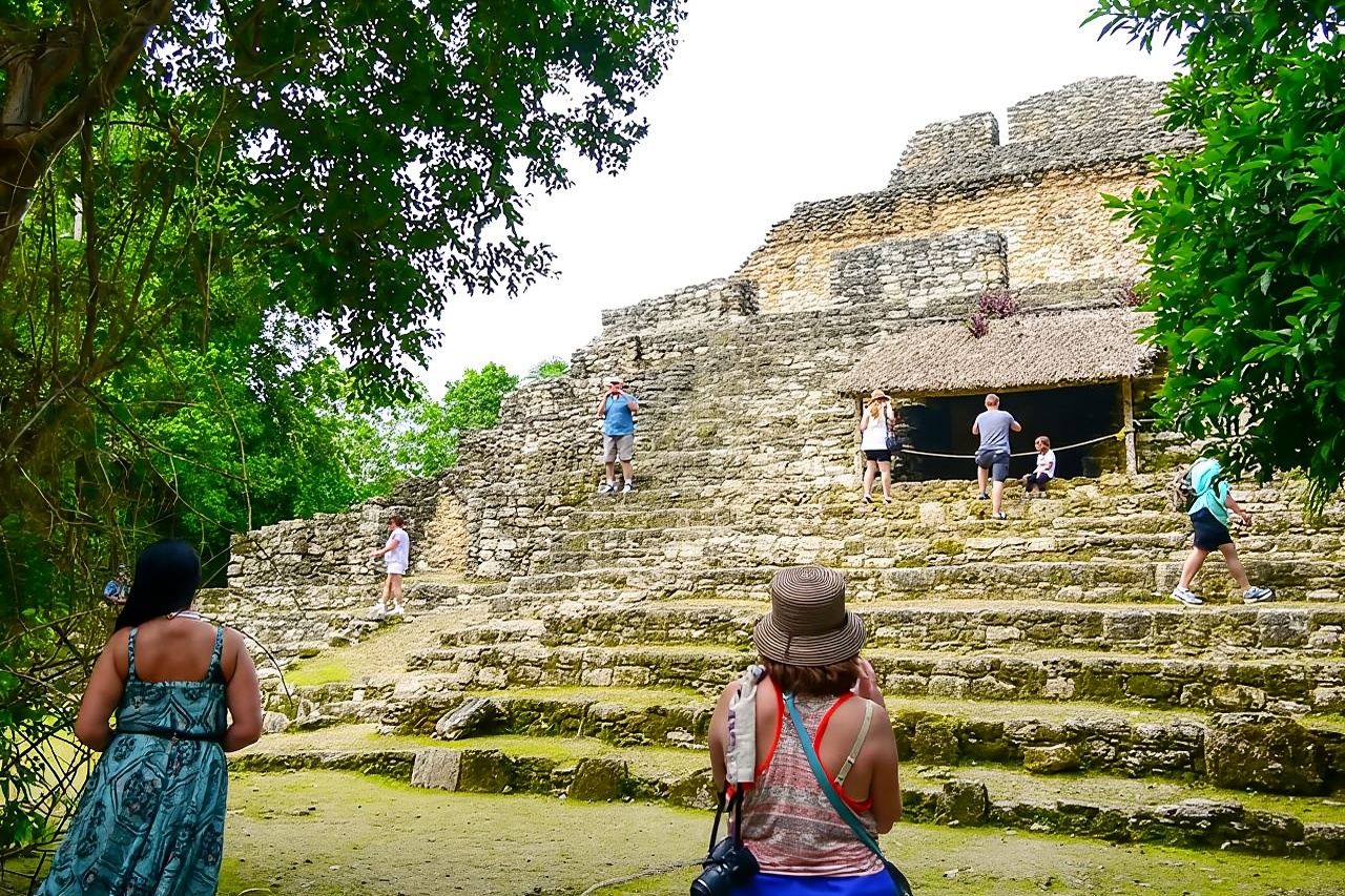 Excursión combinada a las ruinas mayas de Chacchoben y paseo en barco por la laguna de Bacalar