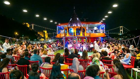 Estambul: Crucero nocturno con cena por el Bósforo y mesa privada