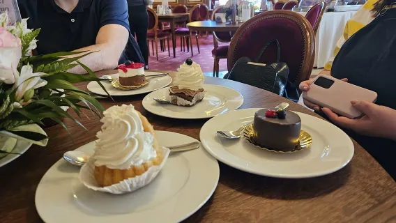 Bucarest: tour a piedi tra storia e dessert delle delizie dolci