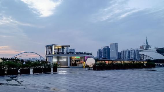 【広州】タワーバー・270°珠江ナイトビューとお酒(グルメ+音楽+ドリンク体験で充実のリラックスタイム)