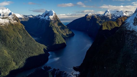 Helikopterflug-Tour über die Landschaft des Milford Sound