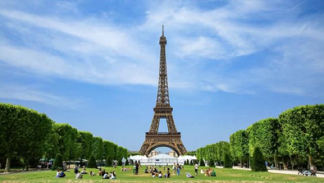 Private charter tour in Paris: Eiffel Tower + Notre-Dame Cathedral of Paris + Fontainebleau Palace + Palace of Versailles