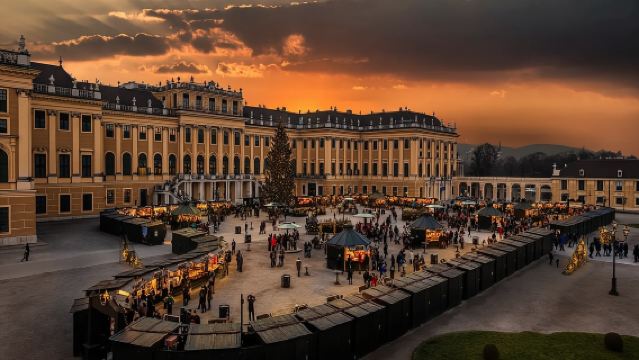 Perkhidmatan penterjemah profesional di seluruh Hungary, temanan pelancongan, pemandu pelancong, penterjemah pameran, lawatan perniagaan dan rundingan, lawatan bebas dengan sambutan tempatan, dan penyesuaian peribadi eksklusif.