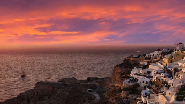 ギリシャ・サントリーニのエーゲ海夕日クルーズ【遊覧船でのブッフェディナー+送迎付き/ロマンチックな夕日鑑賞】