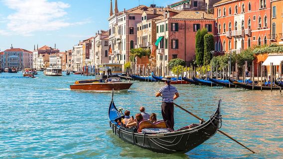 Tur Jalan Kaki dan Perjalanan Gondola yang Mempesona di Venesia