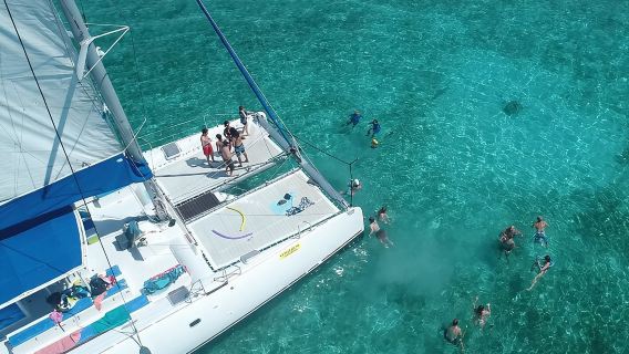 Ganztägige Katamaran-Kreuzfahrt in Gruppen zur Insel Bénitiers