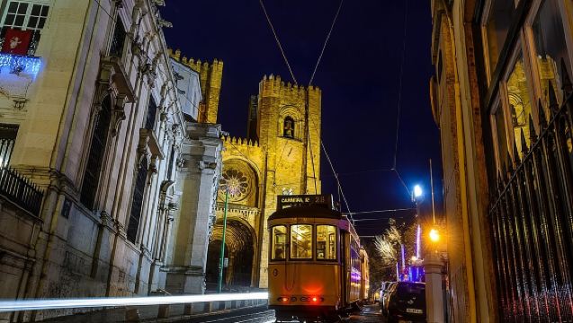 Lisbon: Authentic Fado Show, Dinner and Night Tour
