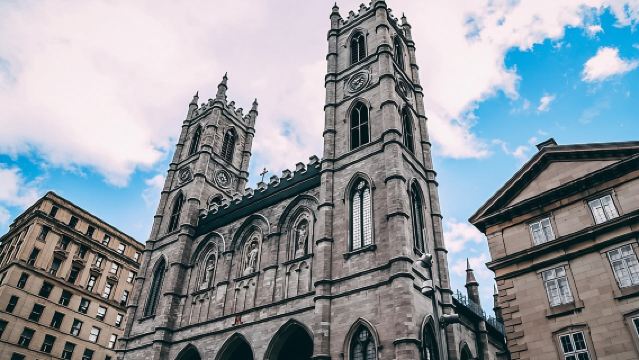 De Essentiële 101 Niet-Toeristische Wandelreis door Spade & Palacio