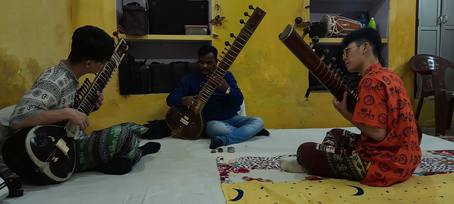 พาราณสี: บทเรียนดนตรีสำหรับซิตาร์ ตับลา และฮาร์โมเนียม