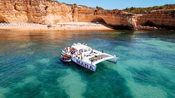 Albufeira: crociera in catamarano con barbecue e open bar sulla spiaggia