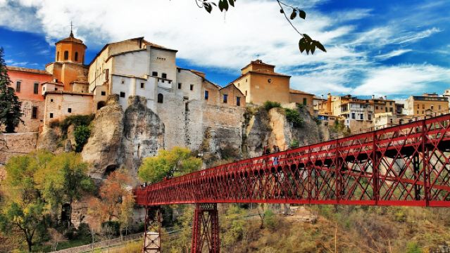 スペイン・クエンカのカサス・コルガーダス+クエンカ旧市街 貸切チャーター ワンデーツアー