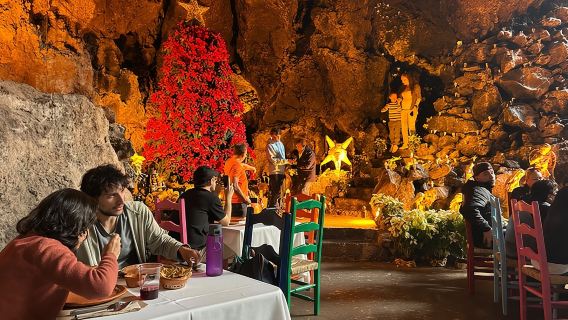 Piramidi di Teotihuacan e ristorante in una grotta naturale