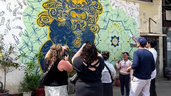 Phnom Penh's Morning Market and Street Art Tour by Tuk tuk