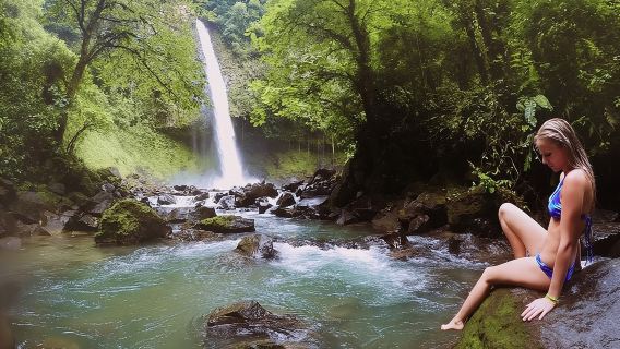 Excursión de día completo a la cascada La Fortuna, el volcán Arenal y las aguas termales