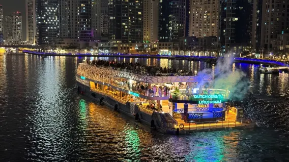 Crociera notturna di 3 ore sullo yacht a Dubai + cena + bevande e cibo illimitati + attività di intrattenimento + ammirazione del panorama con opzione per bevande alcoliche/posto VIP