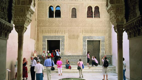 Alhambra Complete: Entrada sin colas al Palacio Nazarí y al Generalife con guía
