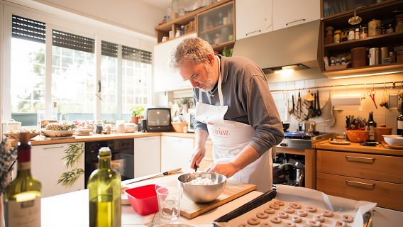 Market tour and dining experience at a Cesarina's home in Siena