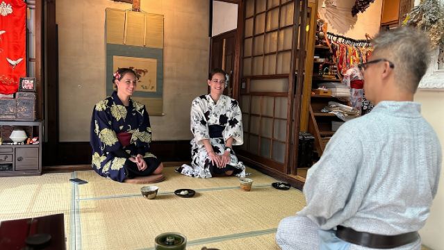 Un'esperienza unica di cerimonia del tè e kimono antico in inglese