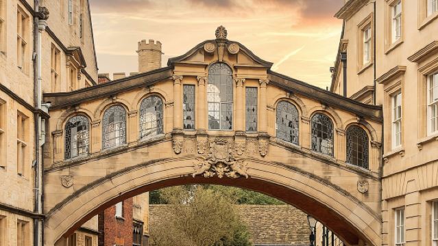 Oxford Walking Tour - Discover its University and Traditions
